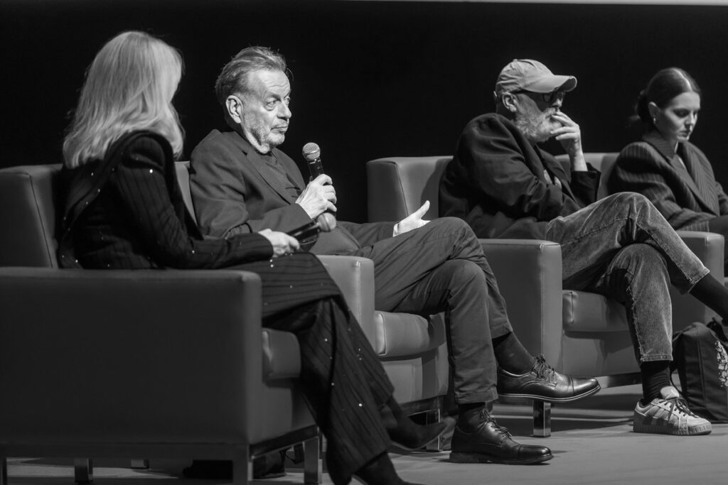 Janusz Hetman (z mikrofonem) na premierze „Domu dobrego” w Operze Nova w Bydgoszczy, for. Szymon Zdziebło