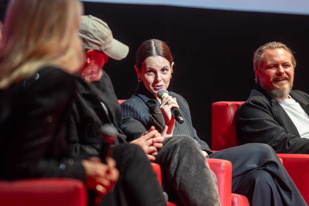 Pre-premiere of “The Good Home” at Opera Nova, with Agata Turkot on the microphone, photo by Szymon Zdziebło