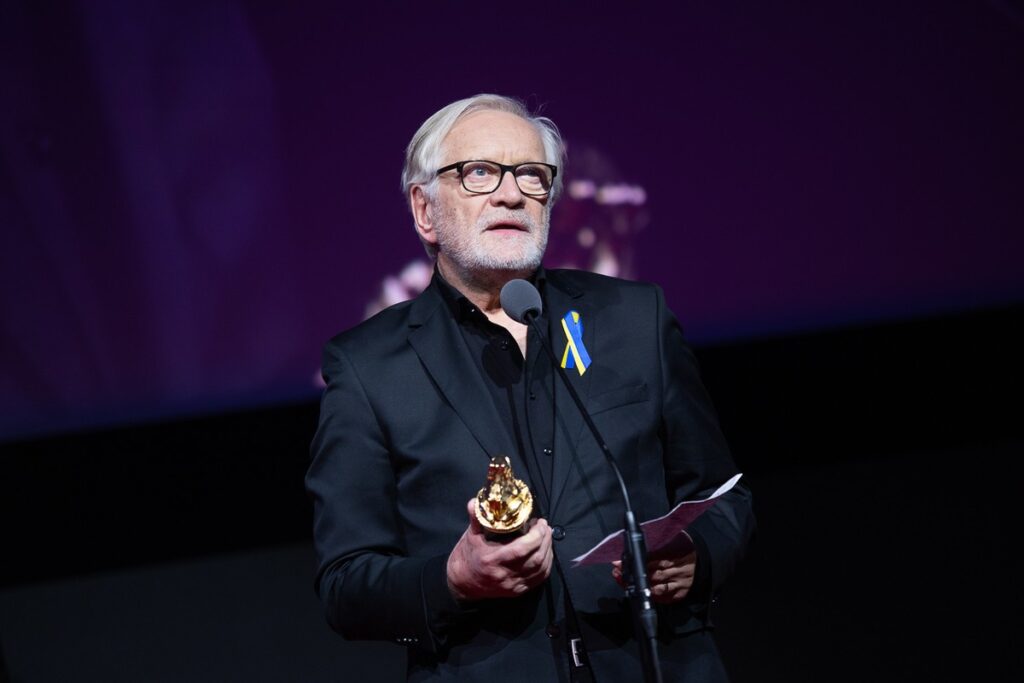 Andrzej Seweryn z nagrodą „za wybitne osiągnięcia w sztuce aktorskiej” na Camerimage 2022 w Toruniu, fot. Mikołaj Kuras dla UMWKP