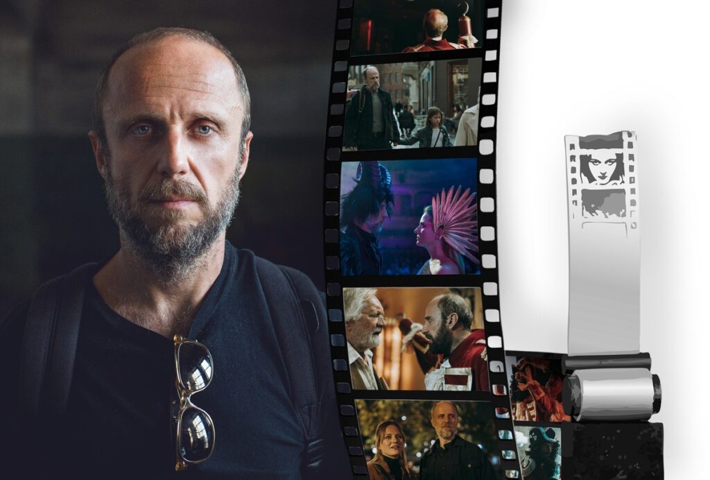 Aktor Łukasz Simlat na tle kliszy filmowej ze scenami z filmów, w których grał aktor oraz statuetki Nagrody Filmowej Marszałka Województwa im. Poli Negri.