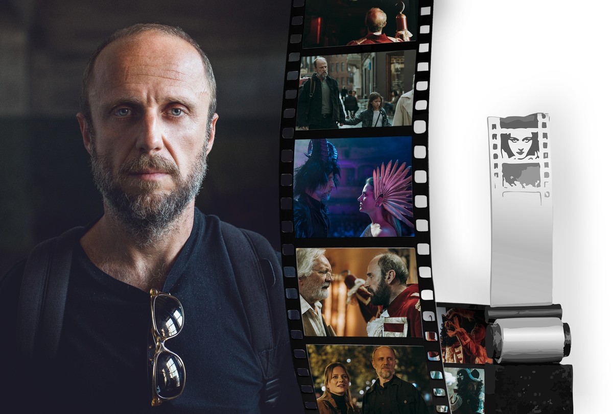 Aktor Łukasz Simlat na tle kliszy filmowej ze scenami z filmów, w których grał aktor oraz statuetki Nagrody Filmowej Marszałka Województwa im. Poli Negri.