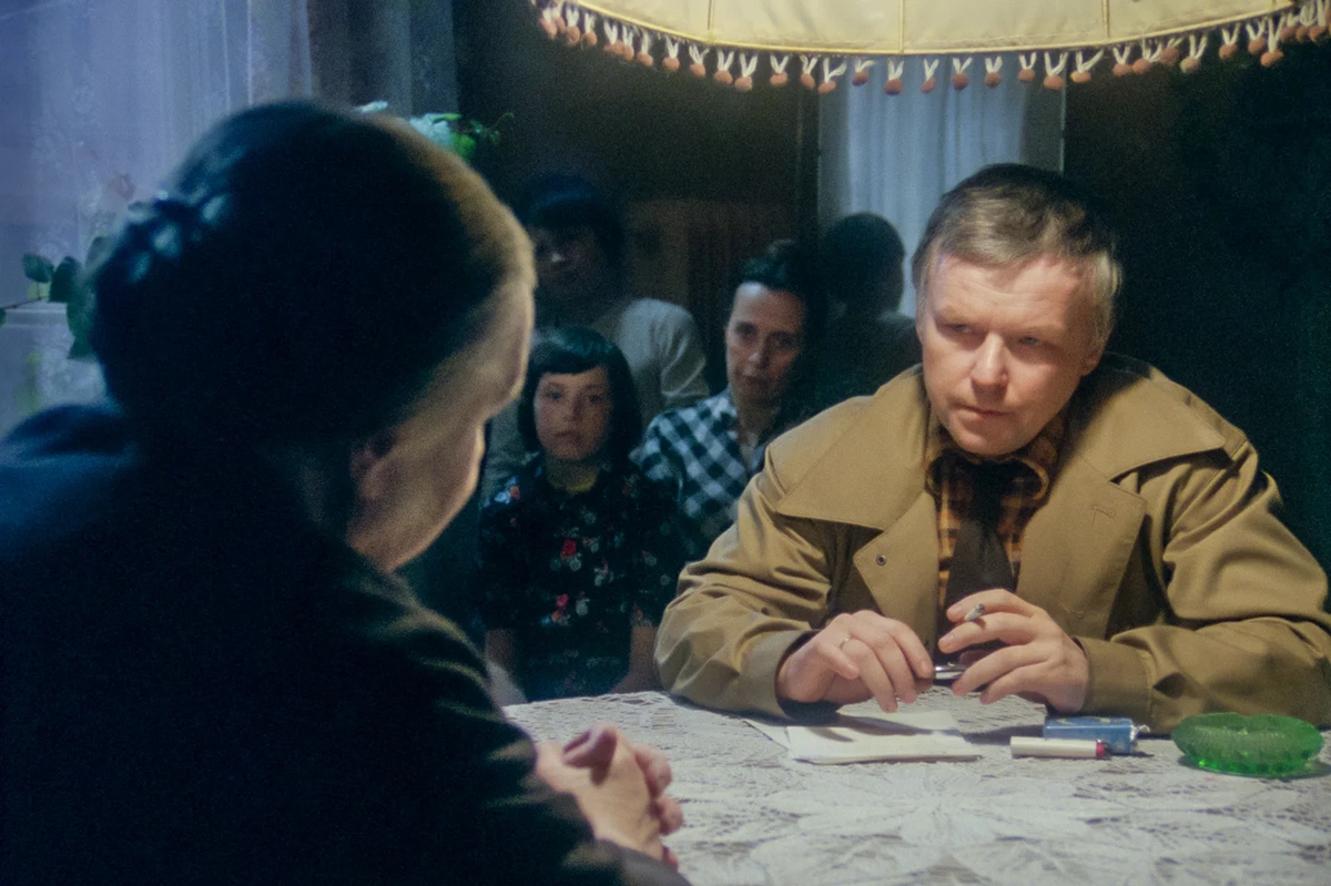 Kadr z filmu „Człowiek z żelaza”, w którym Marian Opania zagrał dziennikarza Winkla
