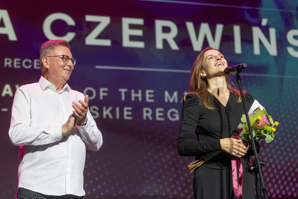 Magdalena Czerwińska z Nagrodą Filmową Marszałka Województwa, fot. Mikołaj Kuras dla UMWKP