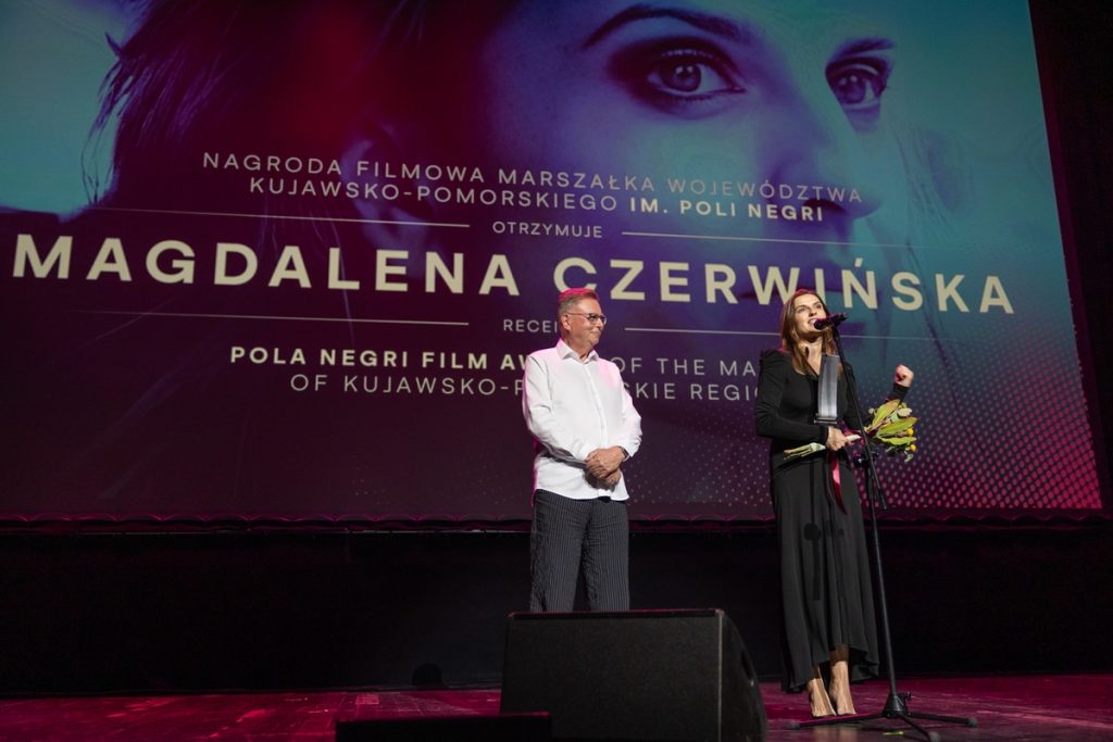 Magdalena Czerwińska z Nagrodą Filmową Marszałka Województwa, fot. Mikołaj Kuras dla UMWKP