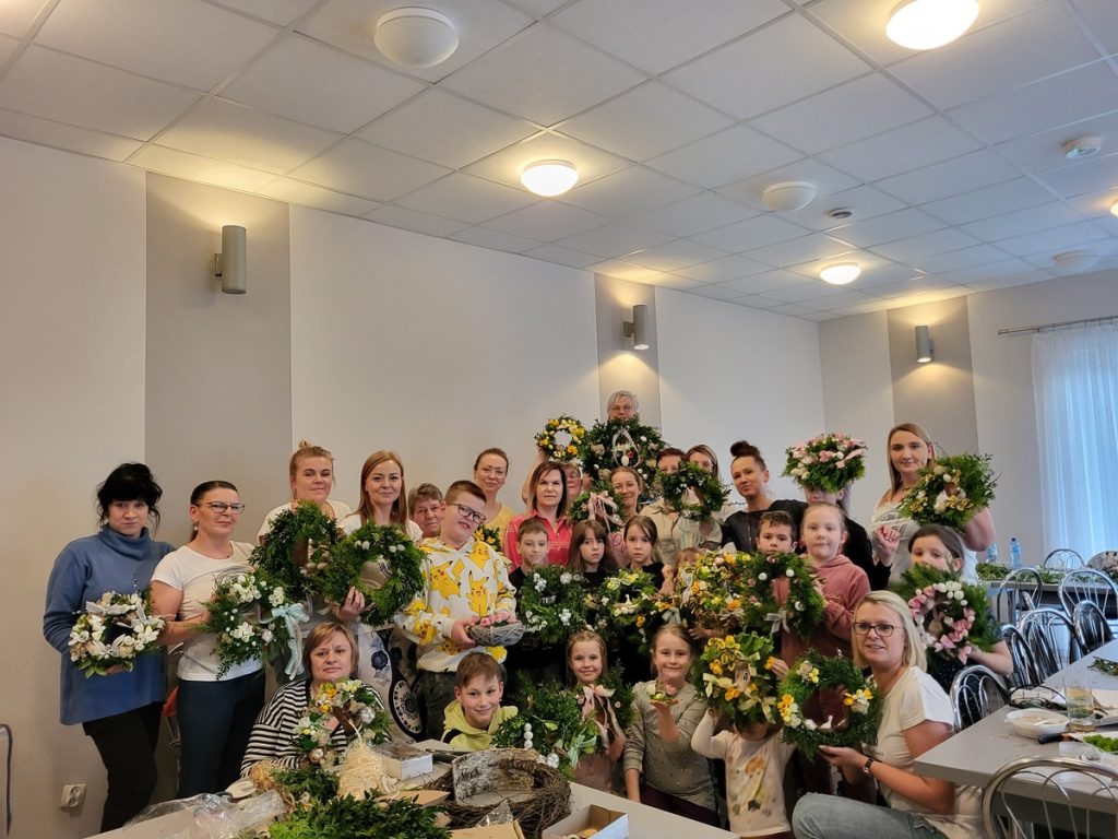 Warsztaty wianki wielkanocne 2024, fot. KGW Fajne Babki z Józefowa