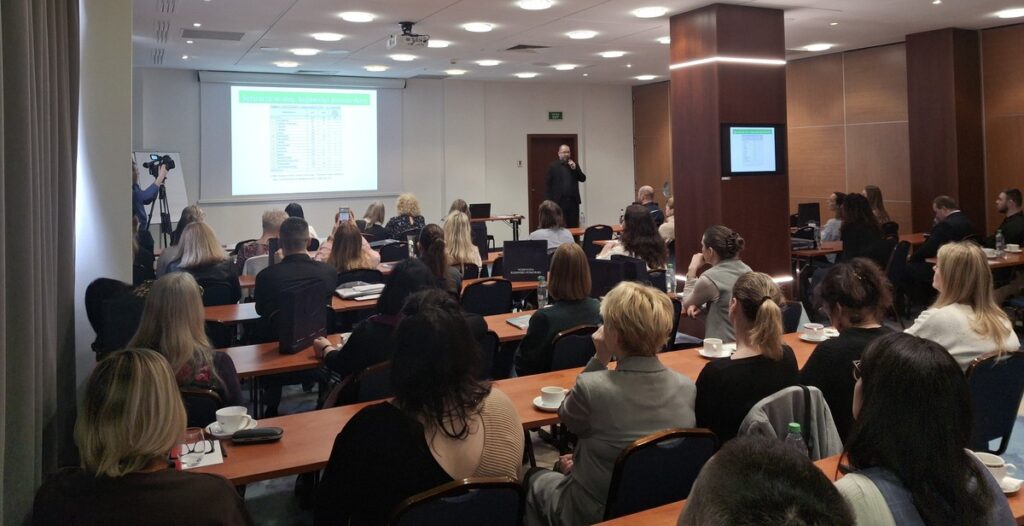 Tomasz Kamiński, Pełnomocnik Wojewody Kujawsko Pomorskiego ds. uzależnień, HIV i AIDS, oraz uczestnicy szkolenia pn. „Zakażenie HIV a zachowania ryzykowne młodzieży” w Hotelu Mercure w Toruniu, fot. BIURO WSPARCIA RODZINY, PRZECIWDZIAŁANIA PRZEMOCY I UZALEŻNIENIOM