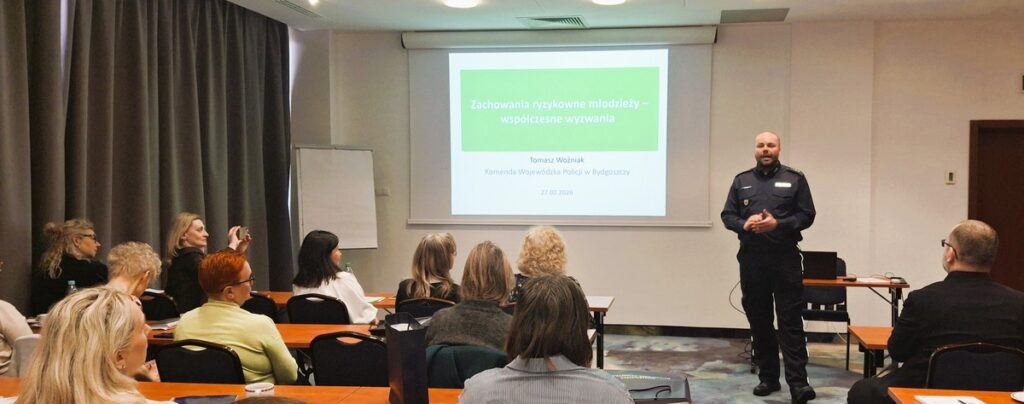 asp. Tomasz Woźniak, Komenda Wojewódzka Policji w Bydgoszczy oraz uczestnicy szkolenia pn. „Zakażenie HIV a zachowania ryzykowne młodzieży” w Hotelu Mercure w Toruniu, fot. BIURO WSPARCIA RODZINY, PRZECIWDZIAŁANIA PRZEMOCY I UZALEŻNIENIOM