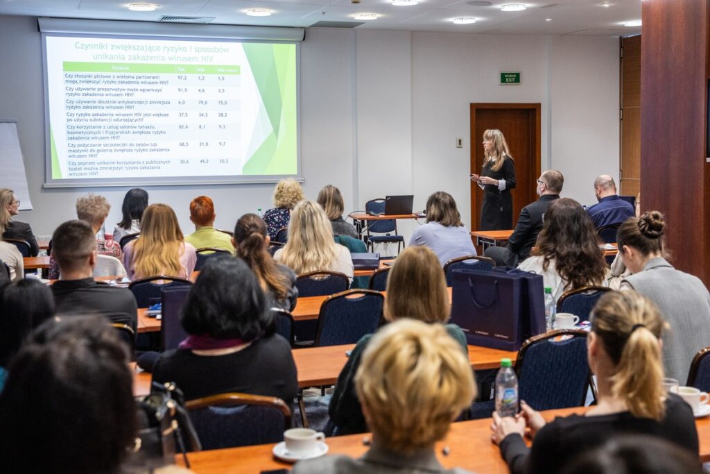 Danuta Brzózka Ciechanowska, Kuratorium Oświaty w Bydgoszczy oraz uczestnicy szkolenia pn. „Zakażenie HIV a zachowania ryzykowne młodzieży” w Hotelu Mercure w Toruniu, fot. ANDRZEJ GOIŃSKI