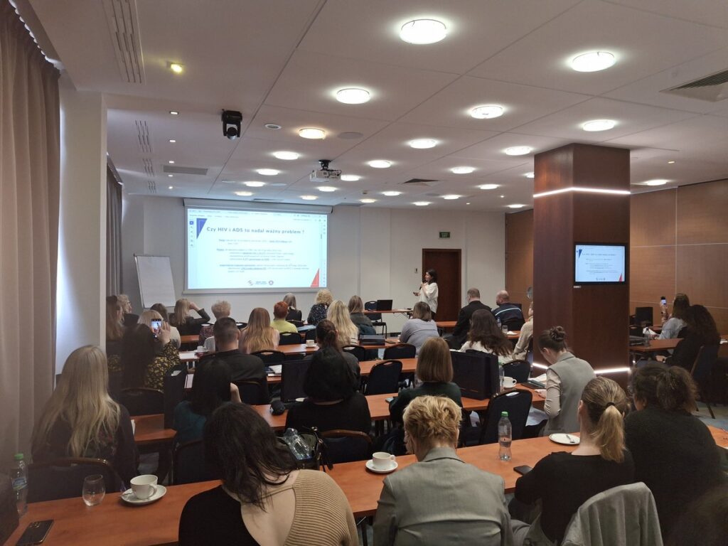 Agnieszka Noculak, Wojewódzka Stacja Sanitarno Epidemiologiczna w Bydgoszczy oraz uczestnicy szkolenia pn. „Zakażenie HIV a zachowania ryzykowne młodzieży” w Hotelu Mercure w Toruniu, fot. BIURO WSPARCIA RODZINY, PRZECIWDZIAŁANIA PRZEMOCY I UZALEŻNIENIOM