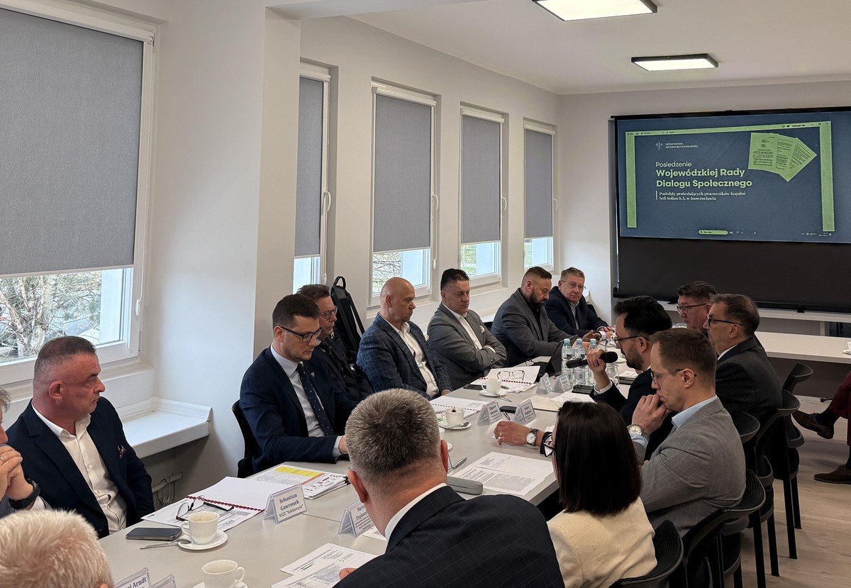 Członkowie Prezydium K-P WRDS oraz zaproszeni gości podczas posiedzenia plenarnego Rady w dniu 14.04.2026 r.