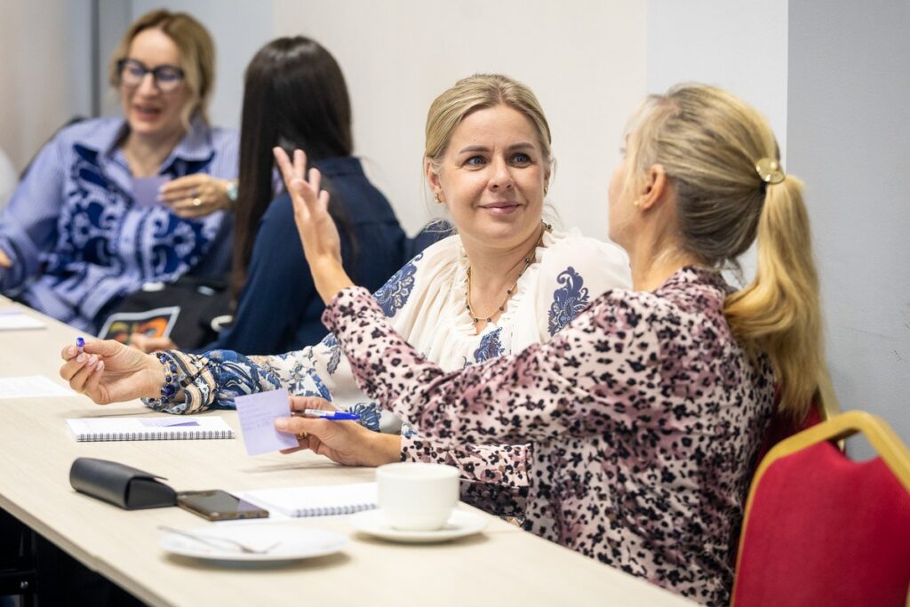 Uczestnicy szkolenia pn. „Uzależnienia dzieci i młodzieży - charakterystyka nowych zjawisk. Zachowania ryzykowne uczniów związane z używaniem substancji psychoaktywnych. Wczesna interwencja i przeciwdziałanie”, które odbyło się w Hotelu Przystanek Toruń. Fot. Szymon Zdziebło