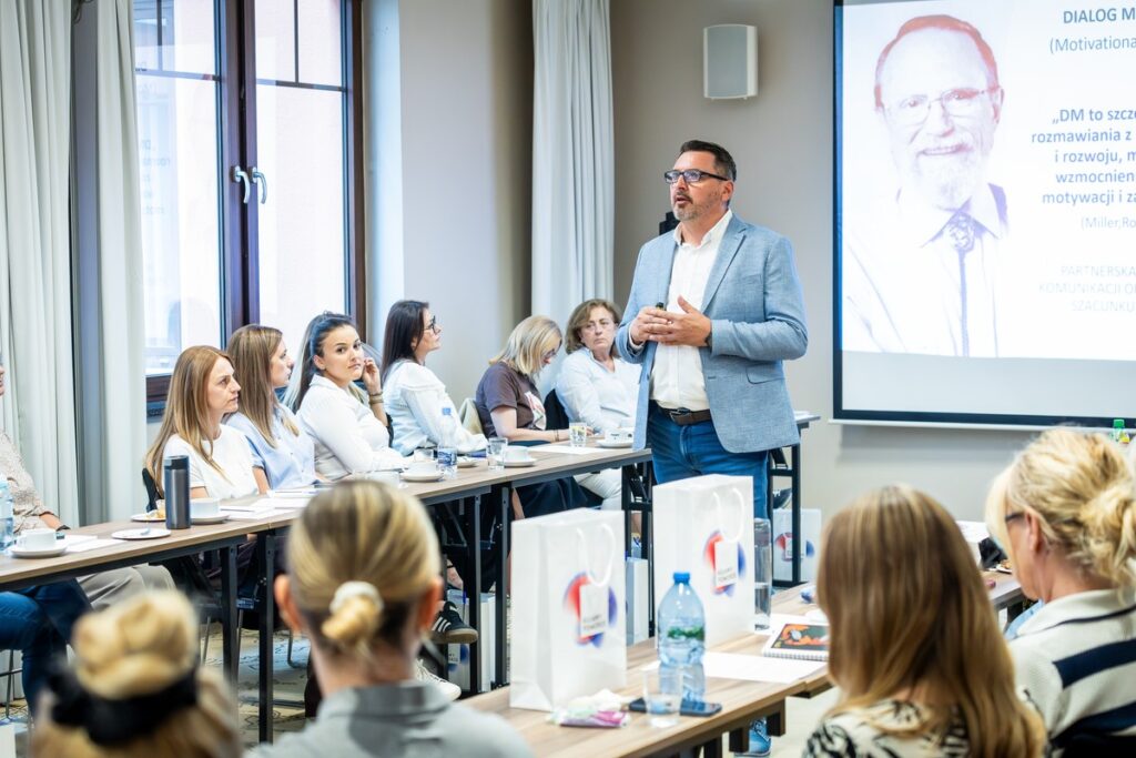 Robert Rejniak - prowadzący szkolenie oraz uczestnicy szkolenia pn. „Uzależnienia dzieci i młodzieży - charakterystyka nowych zjawisk. Zachowania ryzykowne uczniów związane z używaniem substancji psychoaktywnych. Wczesna interwencja i przeciwdziałanie”, które odbyło się w Hotelu Mercure w Bydgoszczy. Fot. Tomasz Czachorowski