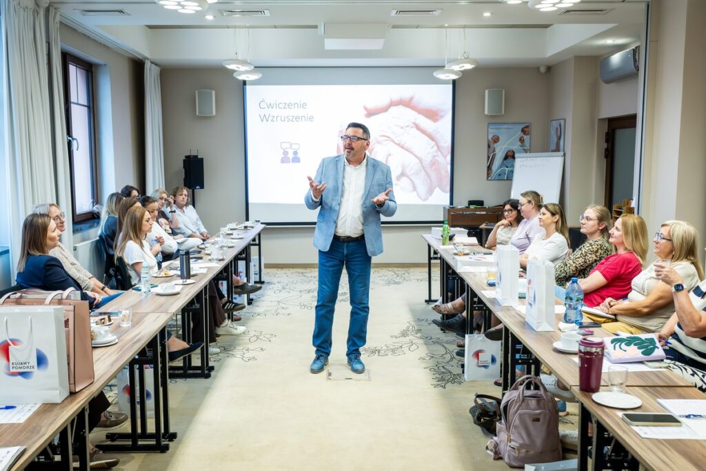 Robert Rejniak - prowadzący szkolenie oraz uczestnicy szkolenia pn. „Uzależnienia dzieci i młodzieży - charakterystyka nowych zjawisk. Zachowania ryzykowne uczniów związane z używaniem substancji psychoaktywnych. Wczesna interwencja i przeciwdziałanie”, które odbyło się w Hotelu Mercure w Bydgoszczy. Fot. Tomasz Czachorowski