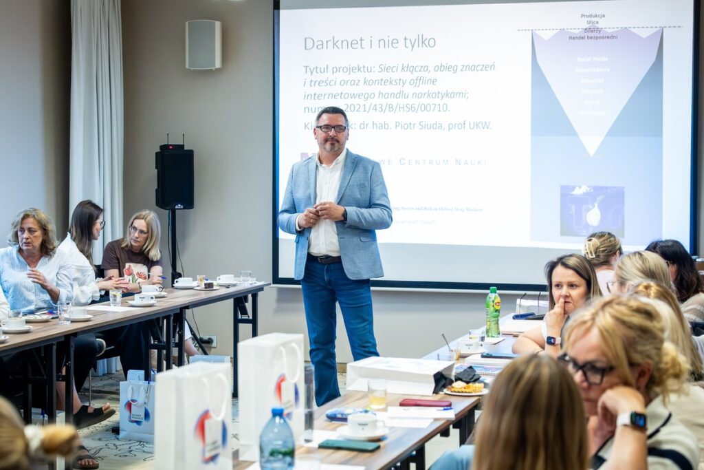 Robert Rejniak - prowadzący szkolenie oraz uczestnicy szkolenia pn. „Uzależnienia dzieci i młodzieży - charakterystyka nowych zjawisk. Zachowania ryzykowne uczniów związane z używaniem substancji psychoaktywnych. Wczesna interwencja i przeciwdziałanie”, które odbyło się w Hotelu Mercure w Bydgoszczy. Fot. Tomasz Czachorowski