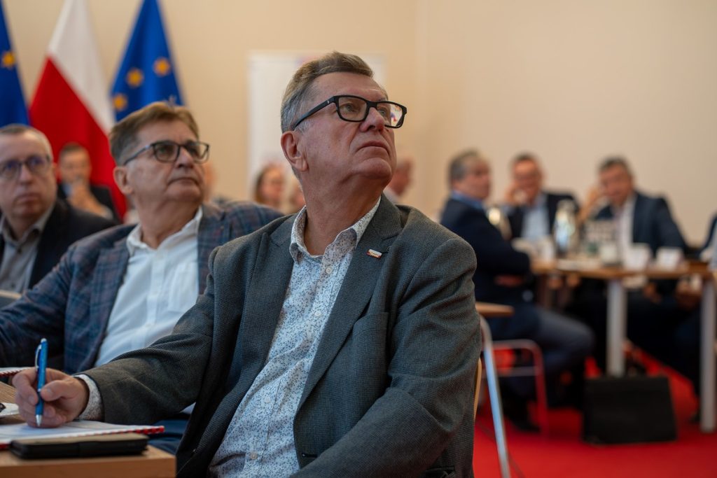 Od prawej p. Janusz Dęmbczyński, p. Stanisław Barański i p. Adam Jabczyński podczas posiedzenia plenarnego K-P WRDS 15.09.2026, fot. Kujawsko-Pomorski Urząd Wojewódzki
