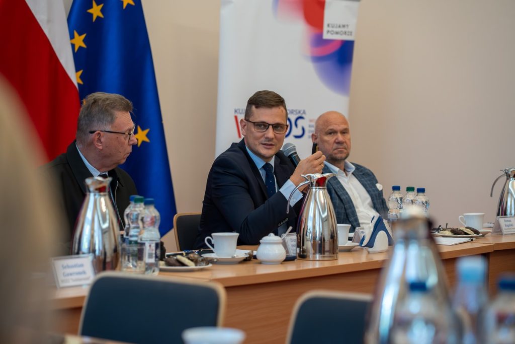 Od lewej p. Zbigniew Ostrowski, p. Michał Sztybel i p. Roman Rogalski podczas posiedzenia plenarnego K-P WRDS 15.09.2026, fot. Kujawsko-Pomorski Urząd Wojewódzki