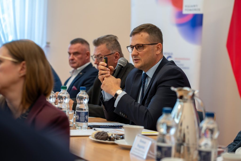 Od lewej p. p. Sebastian Gawronek, Zbigniew Ostrowski i p. Michał Sztybel podczas posiedzenia plenarnego K-P WRDS 15.09.2026, fot. Kujawsko-Pomorski Urząd Wojewódzki