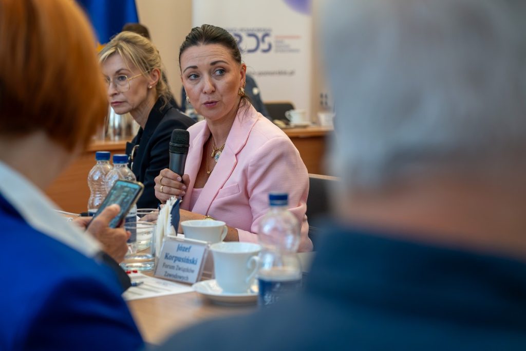 Na pierwszym planie p. Sandra Szymaniak podczas posiedzenia plenarnego K-P WRDS 15.09.2026, fot. Kujawsko-Pomorski Urząd Wojewódzki