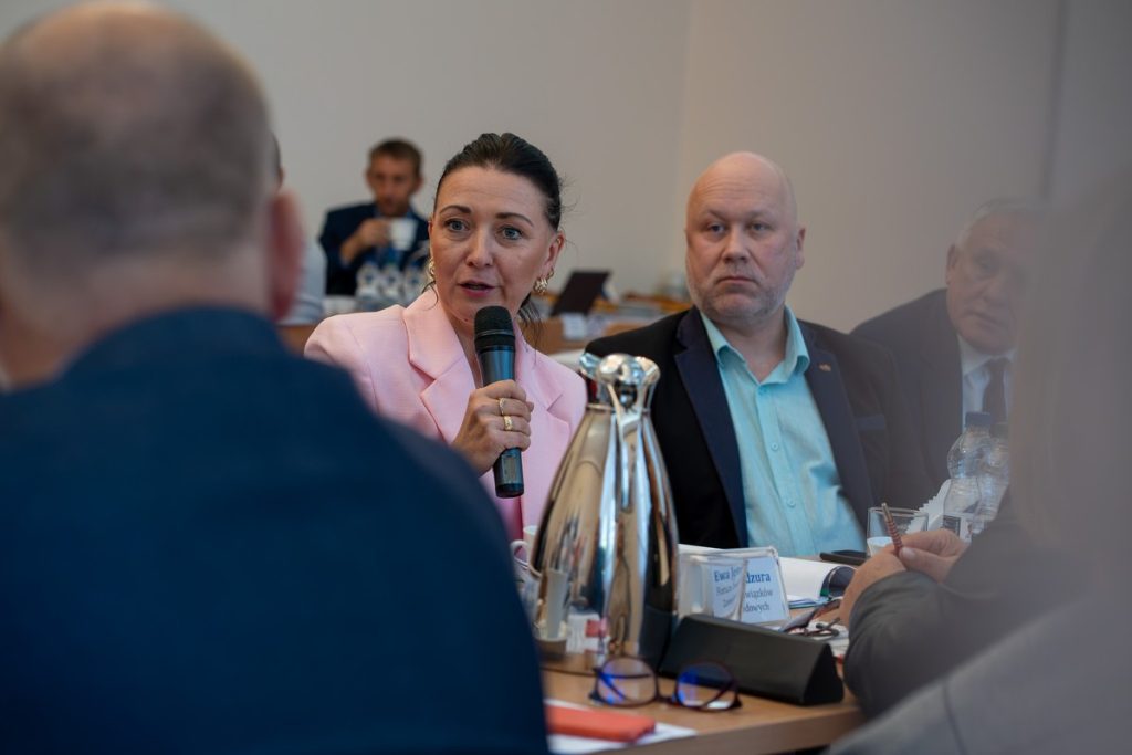 Na pierwszym planie p. Sandra Szymaniak podczas posiedzenia plenarnego K-P WRDS 15.09.2026, fot. Kujawsko-Pomorski Urząd Wojewódzki