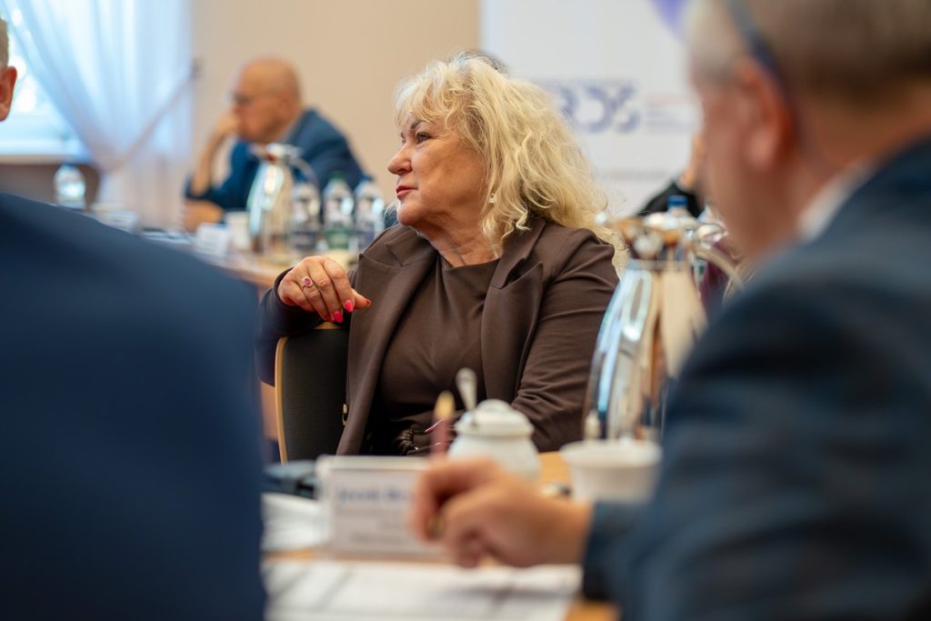 Na pierwszym planie p. Róża Lewandowska podczas posiedzenia plenarnego K-P WRDS 15.09.2026, fot. Kujawsko-Pomorski Urząd Wojewódzki