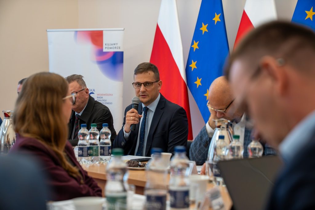 Na pierwszym planie p. Michał Sztybel podczas posiedzenia plenarnego K-P WRDS 15.09.2026, fot. Kujawsko-Pomorski Urząd Wojewódzki