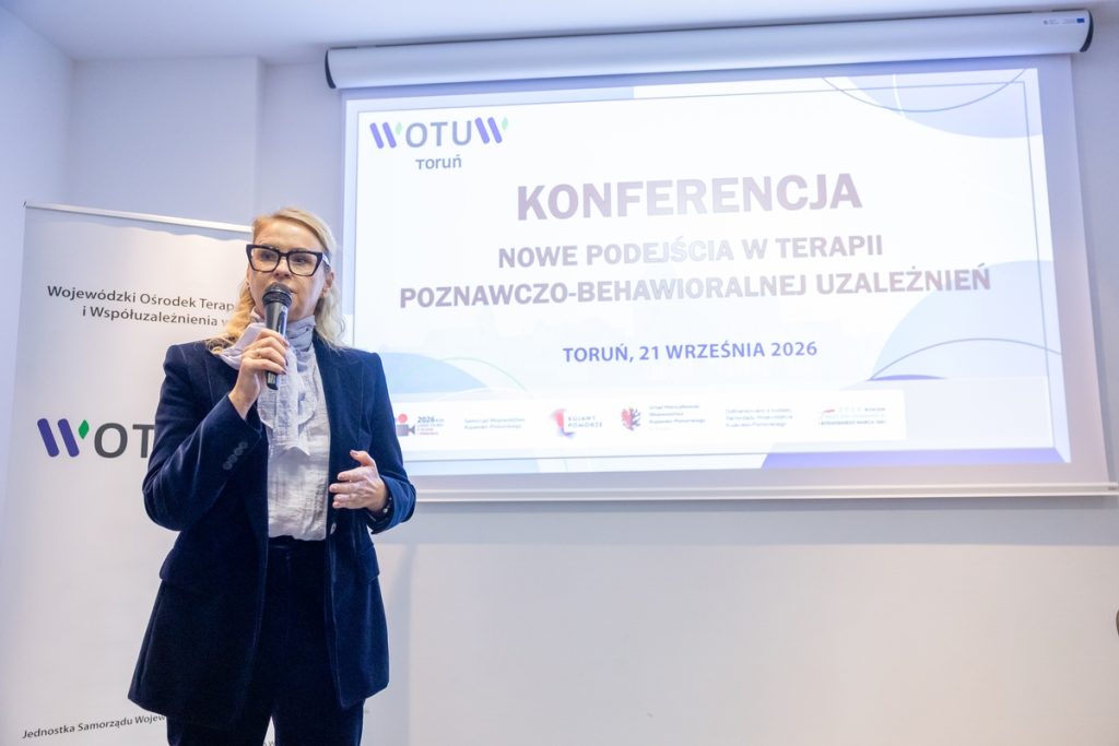 Aneta Jędrzejewska, Wicemarszałek Województwa Kujawsko-Pomorskiego, podczas konferencji pn. „Nowe podejścia w terapii poznawczo-behawioralnej uzależnień”, która odbyła się 21 września 2026 r. w Hotelu Mercure w Toruniu. Fot. Mikołaj Kuras.