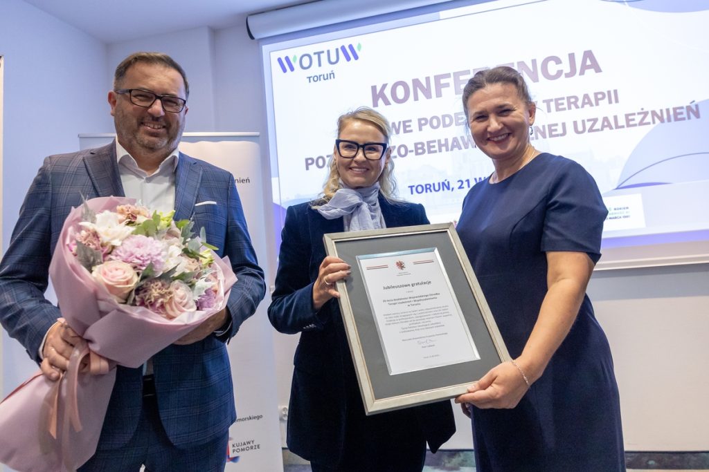 Aneta Jędrzejewska, Wicemarszałek Województwa Kujawsko-Pomorskiego, Marcin Kurasz, Dyrektor Departamentu Spraw Społecznych, oraz Małgorzata Wiśniewska, Dyrektor Wojewódzkiego Ośrodka Terapii Uzależnień i Współuzależnienia, podczas konferencji pn. „Nowe podejścia w terapii poznawczo-behawioralnej uzależnień”, która odbyła się 21 września 2026 r. w Hotelu Mercure w Toruniu. Fot. Mikołaj Kuras.