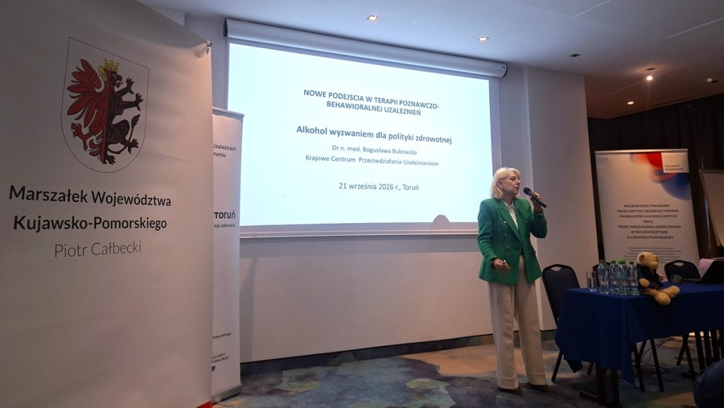 Bogusława Bukowska, Dyrektor Krajowego Centrum Przeciwdziałania Uzależnieniom, podczas konferencji pn. „Nowe podejścia w terapii poznawczo-behawioralnej uzależnień”, która odbyła się 21 września 2026 r. w Hotelu Mercure w Toruniu. Fot. Departament Spraw Społecznych