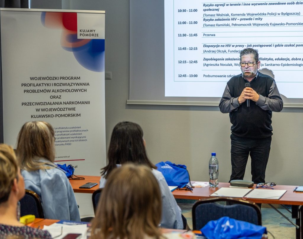 Jacek Habant, Naczelnik Wydziału Polityki Społecznej w Departamencie Spraw Społecznych Urzędu Marszałkowskiego Województwa Kujawsko-Pomorskiego, podczas szkolenia pn. „Świadomi i bezpieczni: szkolenie z profilaktyki HIV”, które odbyło się 25 września 2026 r. w Toruniu, w Hotelu Mercure. Fot. Andrzej Goiński