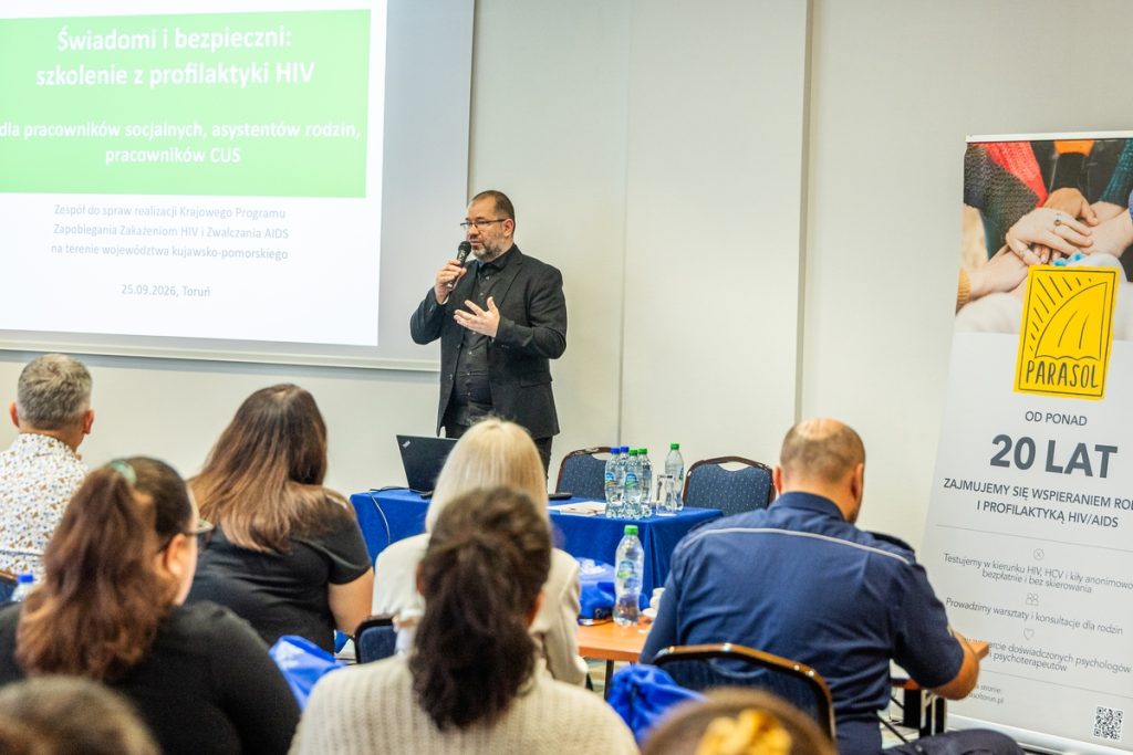 Tomasz Kamiński, Pełnomocnik Wojewody Kujawsko-Pomorskiego ds. Uzależnień, HIV i AIDS, oraz uczestnicy podczas szkolenia pn. „Świadomi i bezpieczni: szkolenie z profilaktyki HIV”, które odbyło się 25 września 2026 r. w Toruniu, w Hotelu Mercure. Fot. Andrzej Goiński.