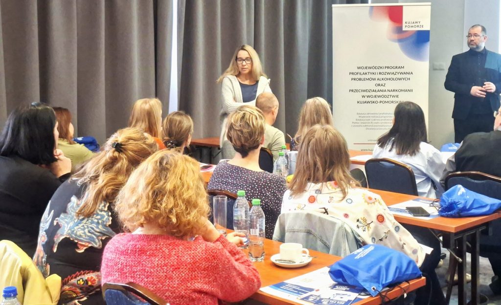 Sylwia Krzemińska z Krajowego Centrum ds. AIDS oraz uczestnicy podczas szkolenia pn. „Świadomi i bezpieczni: szkolenie z profilaktyki HIV”, które odbyło się 25 września 2026 r. w Toruniu, w Hotelu Mercure. Fot. Biuro Wsparcia Rodziny, Przeciwdziałania Przemocy i Uzależnieniom.