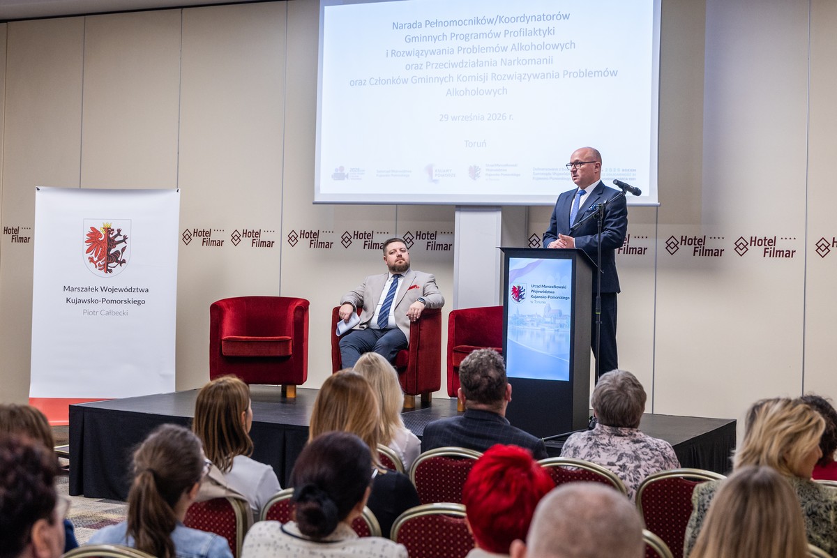 Marek Wojtkowski, Członek Zarządu Województwa Kujawsko-Pomorskiego, podczas XXII Narady Szkoleniowej Pełnomocników i Koordynatorów Gminnych Programów Profilaktyki i Rozwiązywania Problemów Alkoholowych oraz Przeciwdziałania Narkomanii oraz Członków Gminnych Komisji Rozwiązywania Problemów Alkoholowych, która odbyła się 29 września 2026 r. w Hotelu Filmar w Toruniu. Fot. Andrzej Goiński