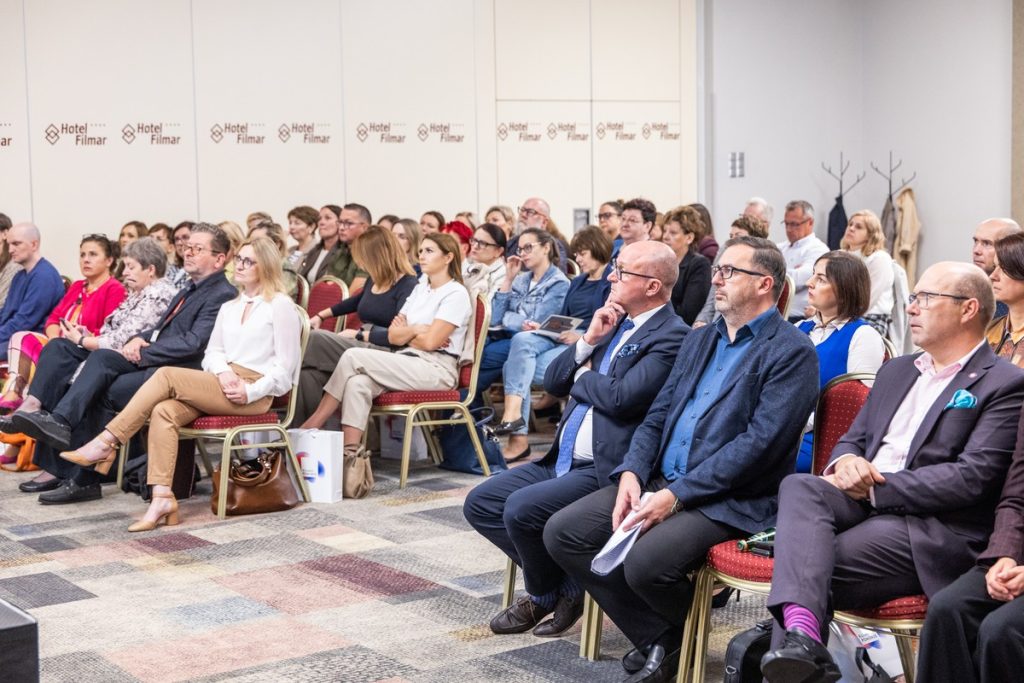 Uczestnicy XXII Narady Szkoleniowej Pełnomocników i Koordynatorów Gminnych Programów Profilaktyki i Rozwiązywania Problemów Alkoholowych oraz Przeciwdziałania Narkomanii oraz Członków Gminnych Komisji Rozwiązywania Problemów Alkoholowych, która odbyła się 29 września 2026 r. w Hotelu Filmar w Toruniu. Fot. Andrzej Goiński