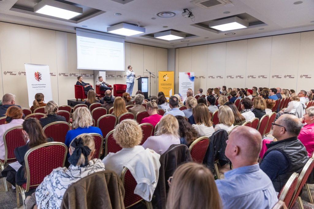 Prowadzący oraz uczestnicy XXII Narady Szkoleniowej Pełnomocników i Koordynatorów Gminnych Programów Profilaktyki i Rozwiązywania Problemów Alkoholowych oraz Przeciwdziałania Narkomanii oraz Członków Gminnych Komisji Rozwiązywania Problemów Alkoholowych, która odbyła się 29 września 2026 r. w Hotelu Filmar w Toruniu. Fot. Andrzej Goiński