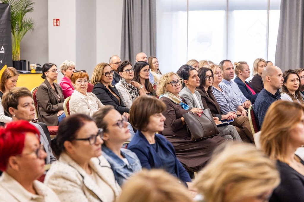 Uczestnicy XXII Narady Szkoleniowej Pełnomocników i Koordynatorów Gminnych Programów Profilaktyki i Rozwiązywania Problemów Alkoholowych oraz Przeciwdziałania Narkomanii oraz Członków Gminnych Komisji Rozwiązywania Problemów Alkoholowych, która odbyła się 29 września 2026 r. w Hotelu Filmar w Toruniu. Fot. Andrzej Goiński
