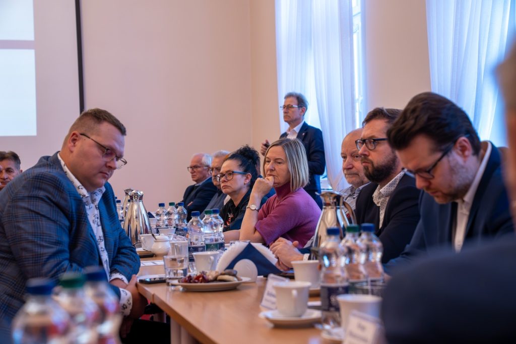 Członkowie Rady i zaproszeni goście podczas posiedzenia plenarnego K-P WRDS 13.10.2026 r.