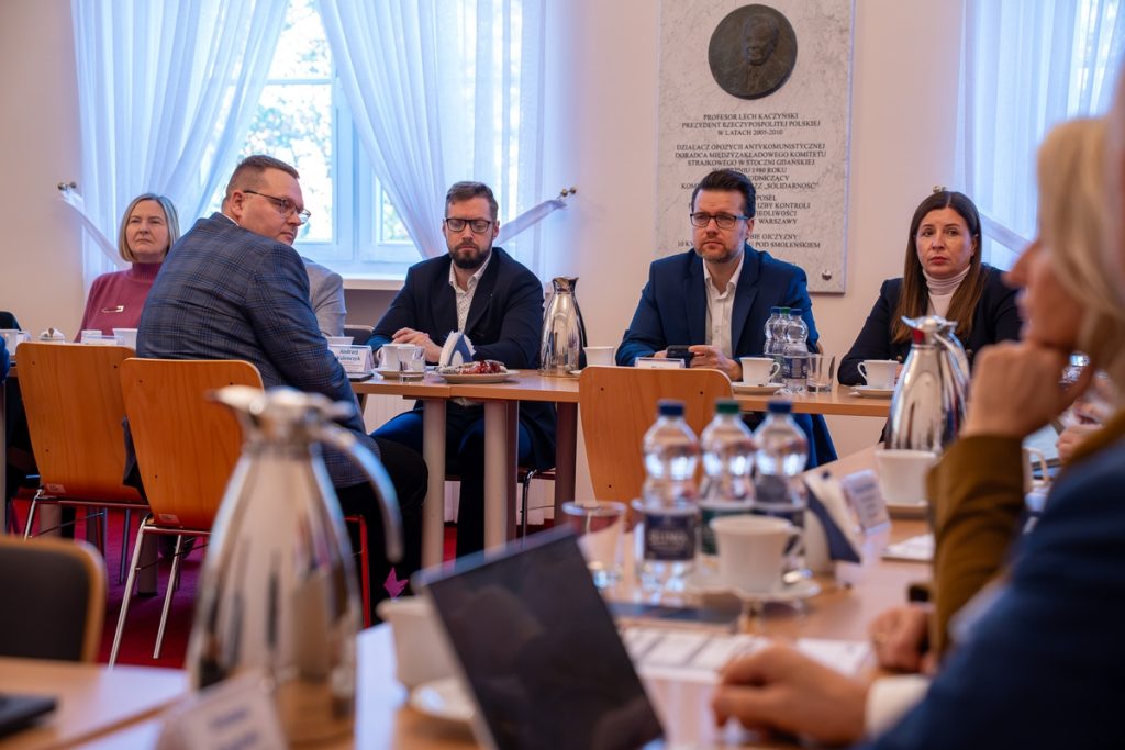 Uczestnicy posiedzenia plenarnego K-P WRDS 13.10.2026 r.