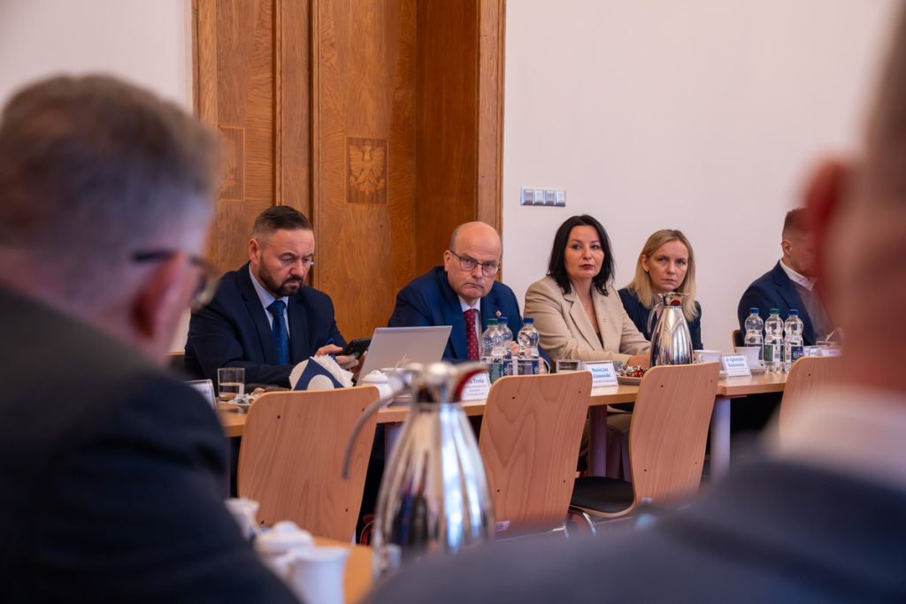 Zaproszeni goście i członkowie Rady podczas posiedzenia plenarnego K-P WRDS 13.10.2026 r.