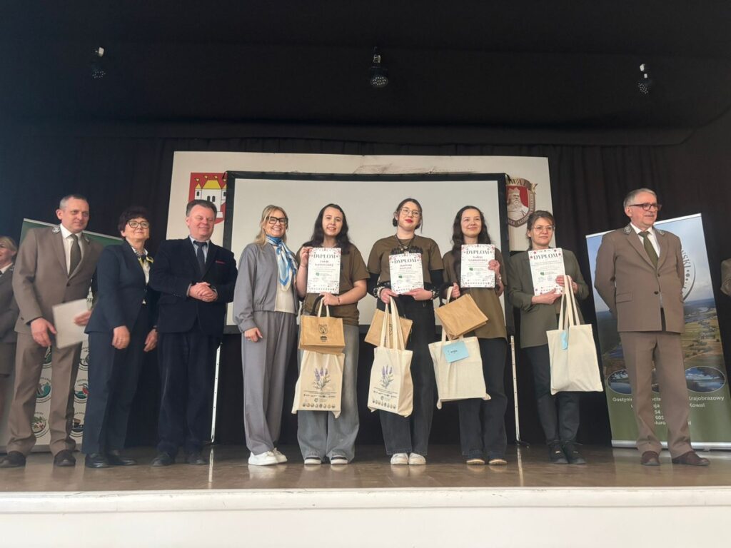 Zwycięska drużyna reprezentująca Wdecki Park Krajobrazowy podczas etapu wojewódzkiego konkursu „Poznajemy Parki Krajobrazowe Polski”, fot. GWPK