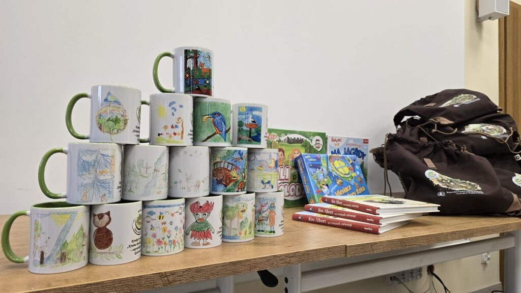 Stolik z nagrodami dla uczestników konkursu, fot. Emilia Gołąb