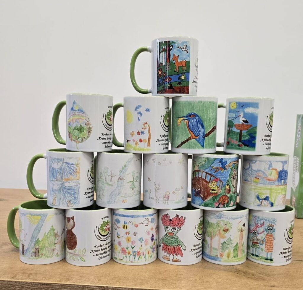 Kubki ozdobione pracami konkursowymi dzieci, fot. Emilia Gołąb