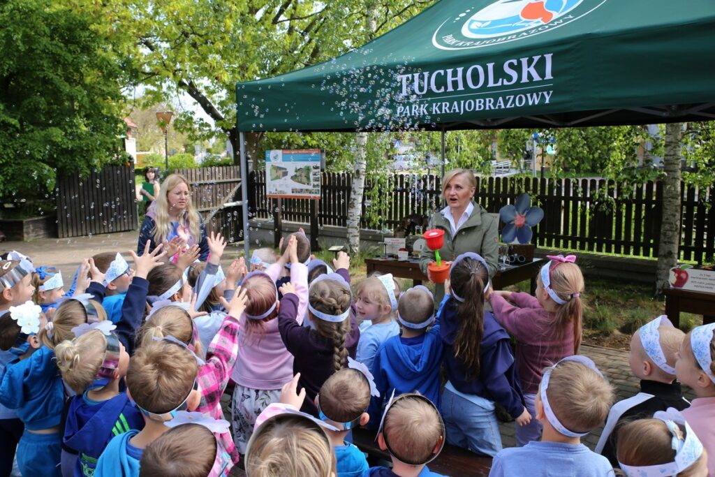 Pszczoły, niezapominajki i przyroda pełna życia