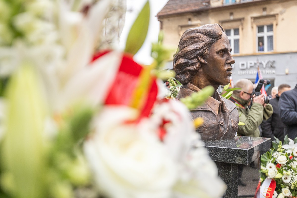 Odsłonięcie pomnika Piotra Bartoszcze w 2024 roku, fot. Szymon Zdziebło/tarantoga.pl dla UMWKP