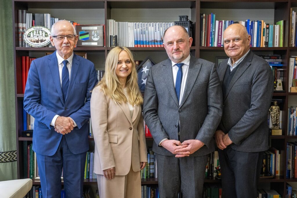 Meeting of Prof. Janusz Kowalewski (Oncology Centre) and Director Edward Hartwich (Regional Children’s Hospital) with Minister Jolanta Sobierańska-Grenda and Marshal Piotr Całbecki, photo: Szymon Zdziebło/tarantoga for the Marshal’s Office
