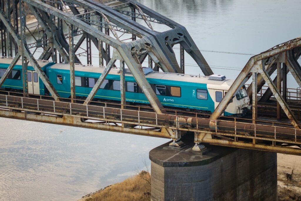 A train on a railway bridge in Toruń, photo by Szymon Zdziebło/tarantoga.pl for UMWKP
