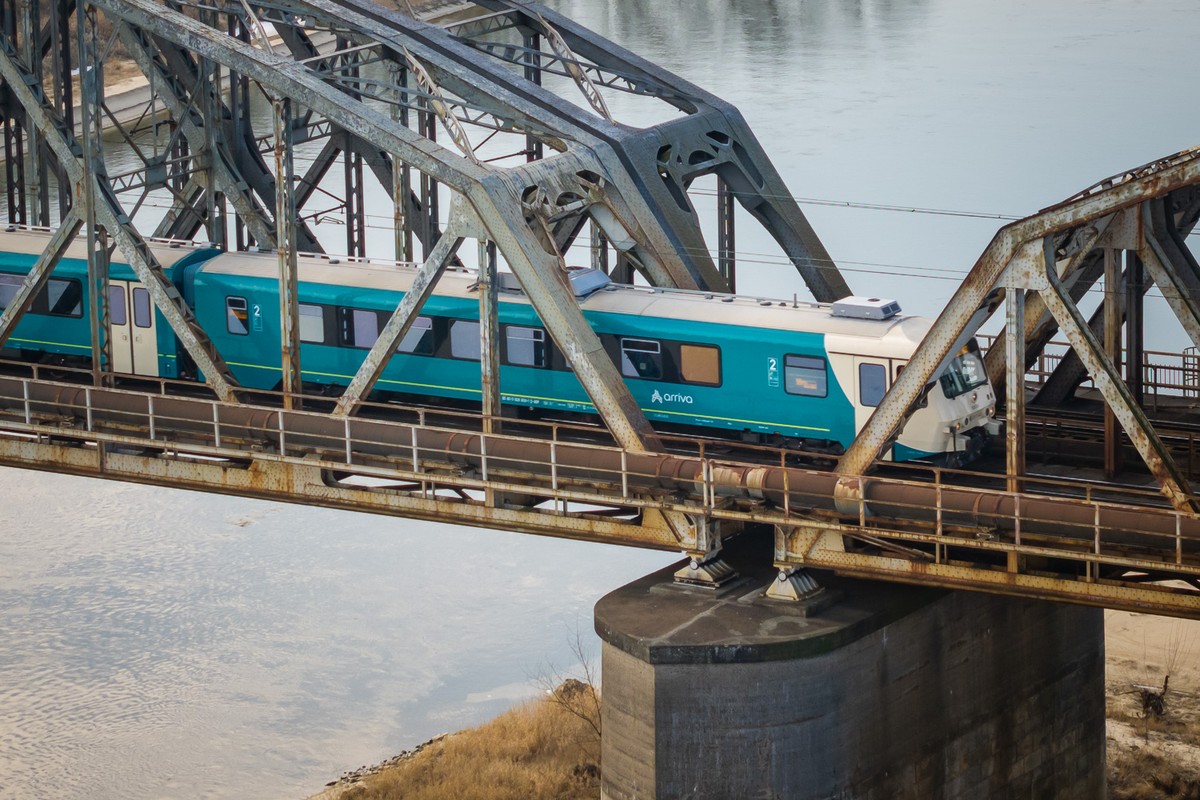 A train on a railway bridge in Toruń, photo by Szymon Zdziebło/tarantoga.pl for UMWKP