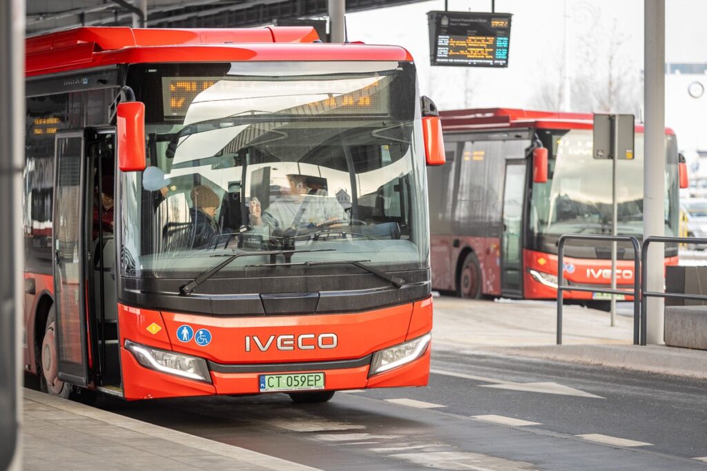 Autobus KPTS na dworcu we Włocławku, fot. Szymon Zdziebło/tarantoga.pl dla UMWKP