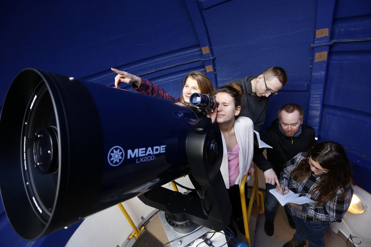 Młodzież w astrobazie w Złejwsi Wielkiej