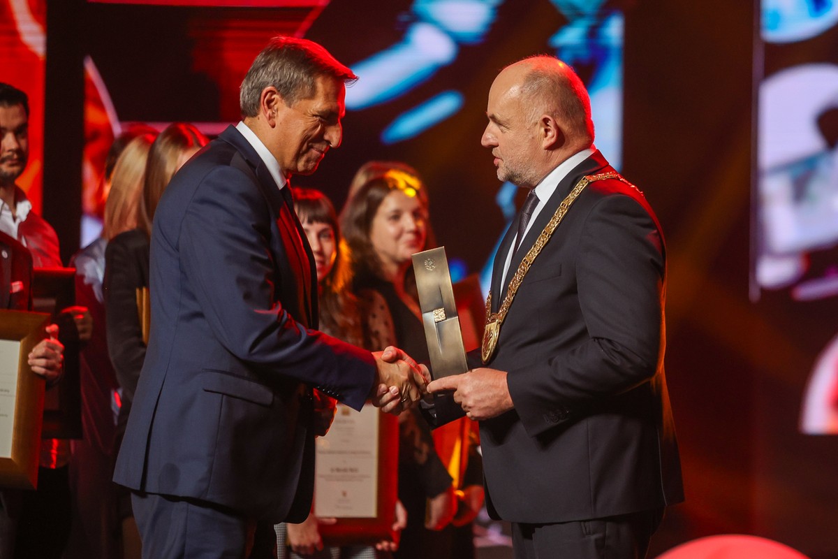 Dyrektor bydgoskiego Szpitala Uniwersyteckiego im. Jurasza dr inż. Jacek Kryś odbiera Nagrodę Marszałka 2025, fot. Mikołaj Kuras dla UMWKP