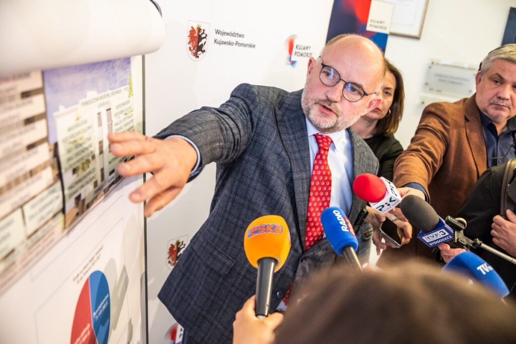 Press conference of Piotr Całbecki, photo by Andrzej Goiński / UMWKP